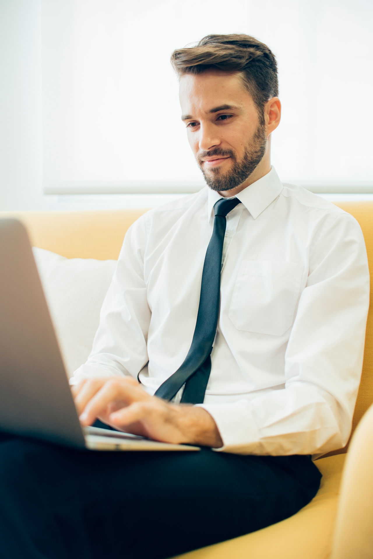Joven ejecutivo trabajando con su laptop